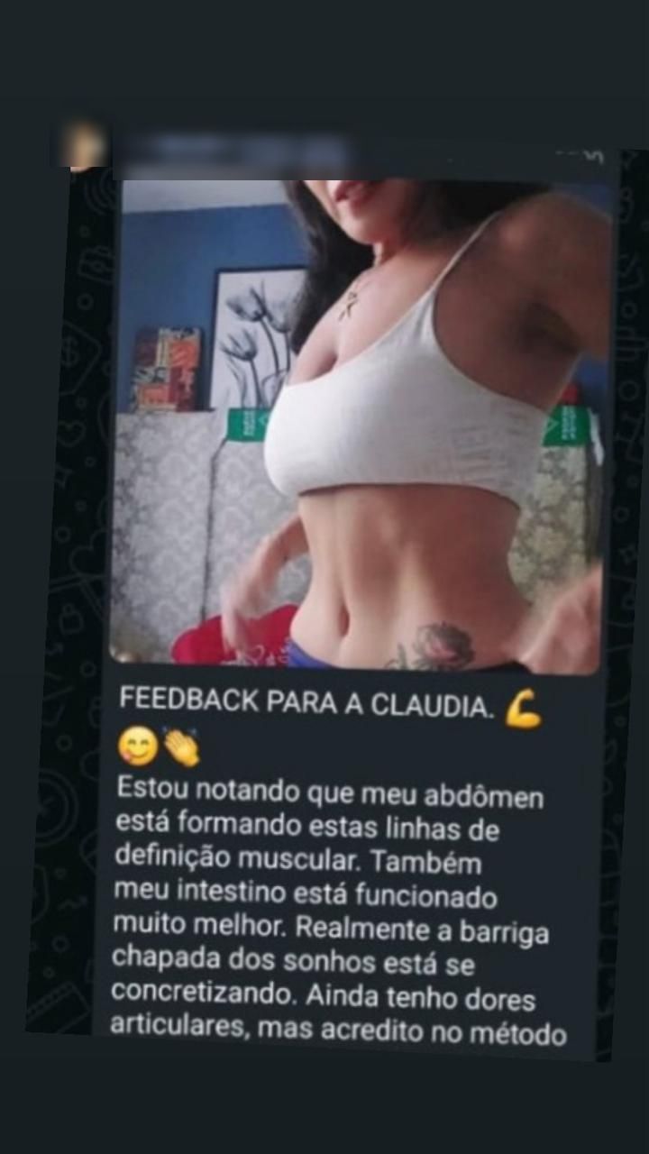 Print de feedback de aluna com foto do abdômen relatando linhas de definição muscular e intestino funcionando melhor